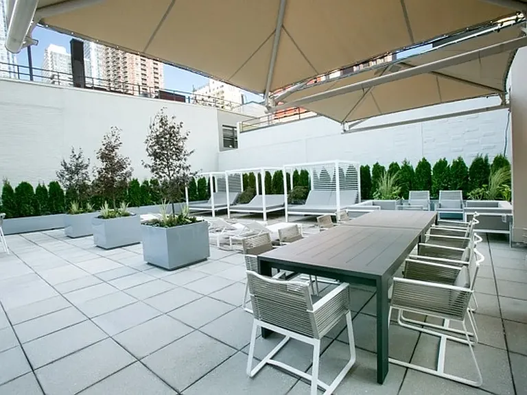 561 10th Ave #33B — Photo 2