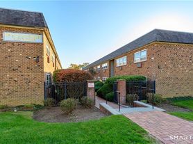 637 Cove Rd, Stamford, CT