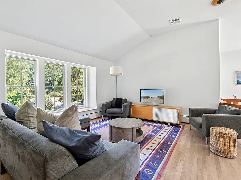 35 Bayberry Ln — Photo 5