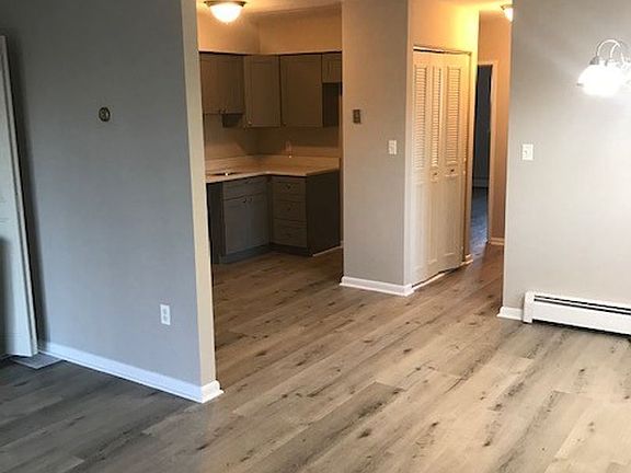 3rd image of 420 E Woodland Ave APT 08B