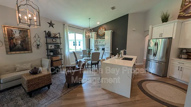 3 bed, 2.0 bath, 2047 sqft, $5,500 — Photo 3