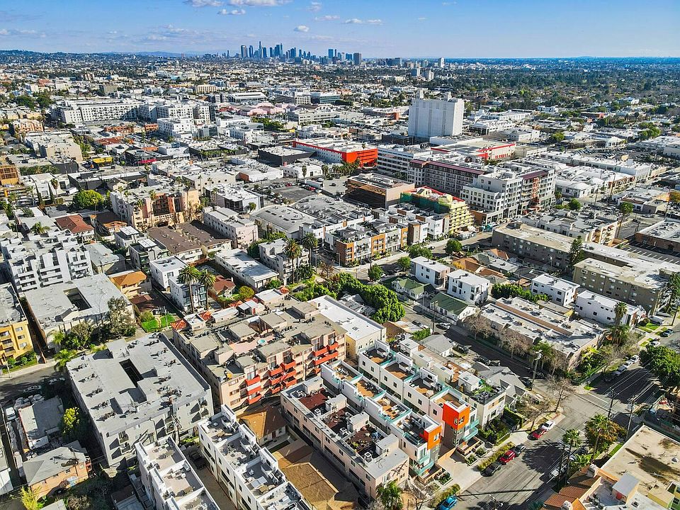 Centrally-located villa. Discover the city's top shopping, dining, and entertainment just steps away.