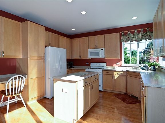 3rd image of 1061 N Penny Ln