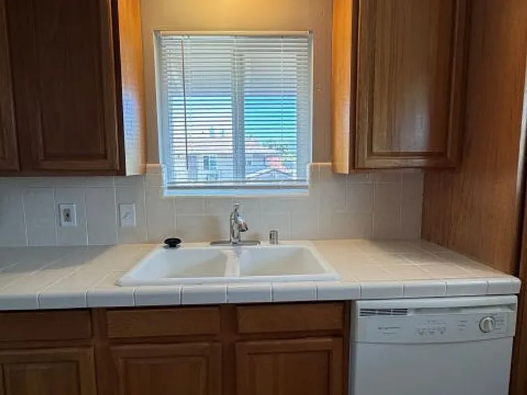 Castlewood Dr 915 — Photo 9