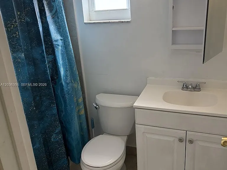 812 NE 2nd St #1-2 — Photo 6