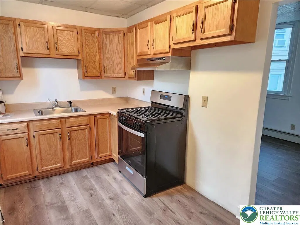 2 bed, 1.0 bath, 868 sqft, $1,550 — Photo 2