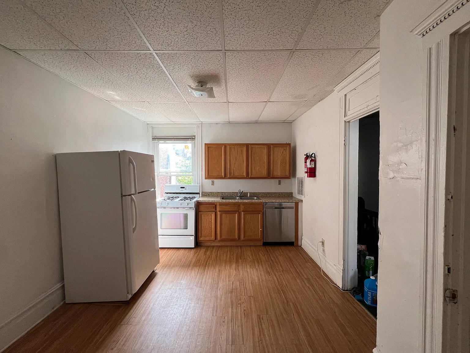6 bed, $4,800 — Photo 1