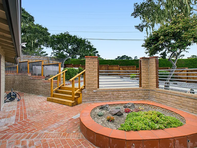 Outdoor terrace with succulent garden (Pic 2)