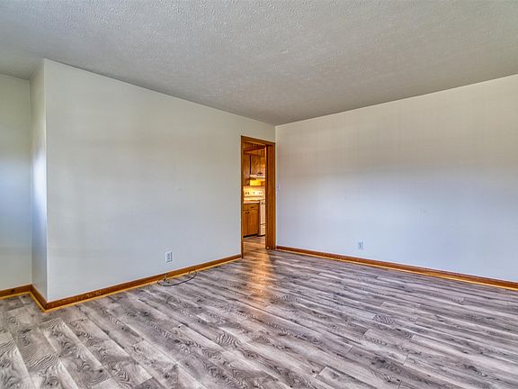 3rd image of 917 Meadow Ln