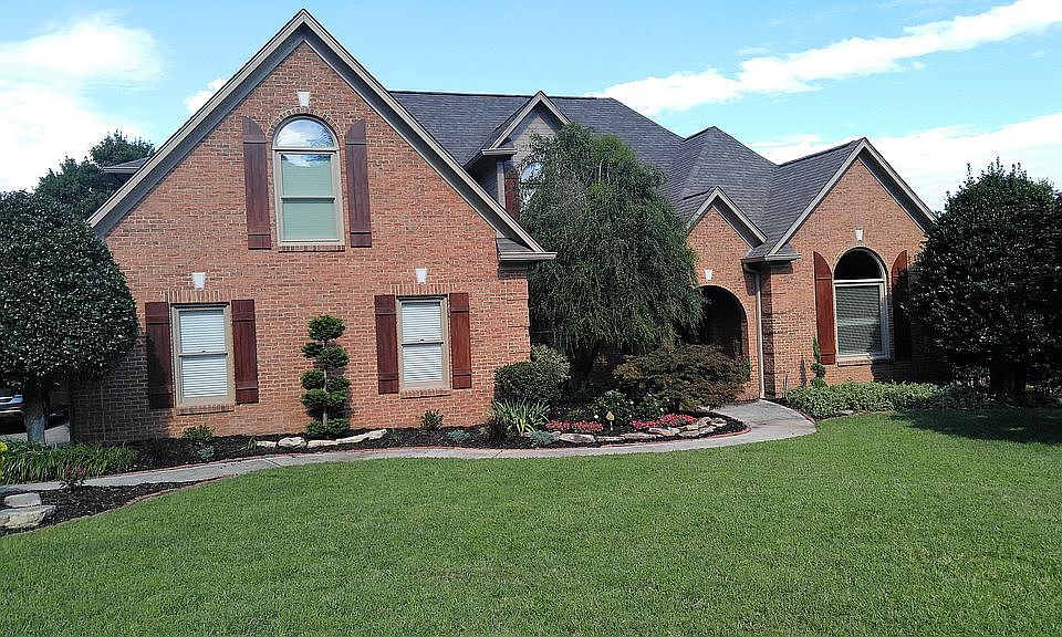 1st image of 832 Bennett Pl