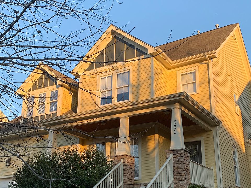 Gorgeous Curb Appeal! 