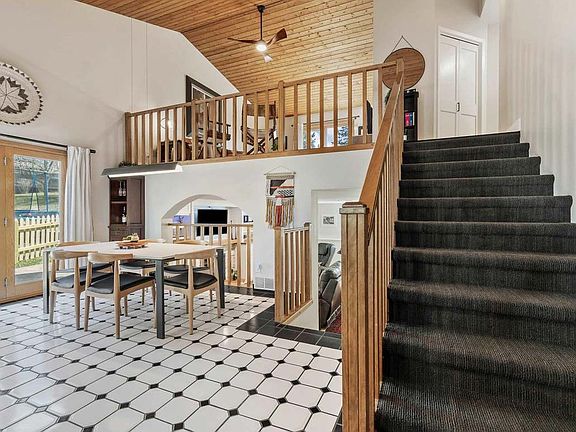 3rd image of 3038 Roxbury Cir