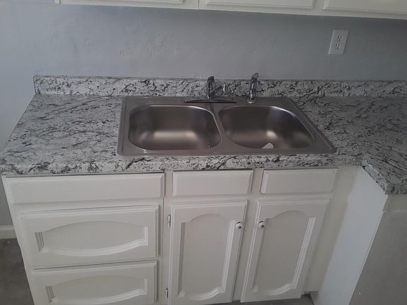5th image of 2809 E Wier Ave