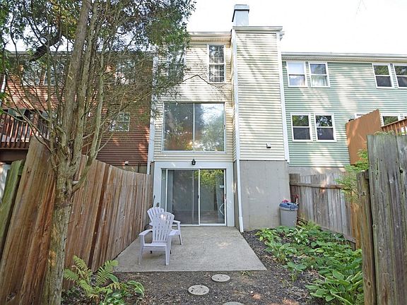 3rd image of 924 Woodlyn Dr N