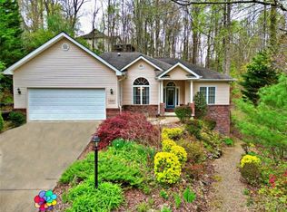 209 Tallyho Ln, Hendersonville, NC 28791