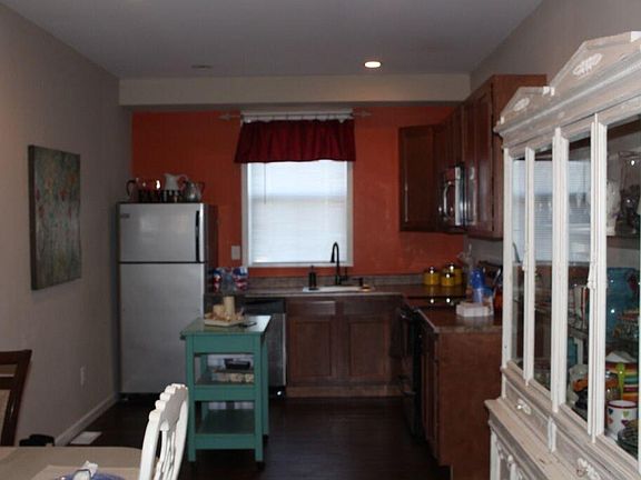4th image of 3827 Blaine Ave