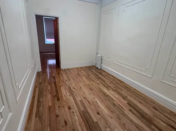 1939 Gates Avenue image 3 of 6