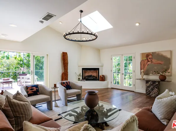 2216 E Live Oak Dr, Los Angeles, CA 90068