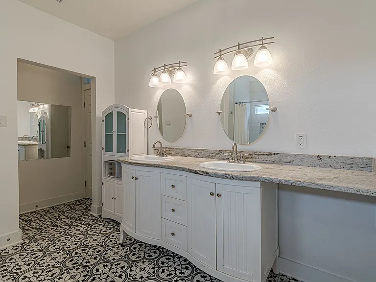 311 W Mistletoe Ave — Photo 34