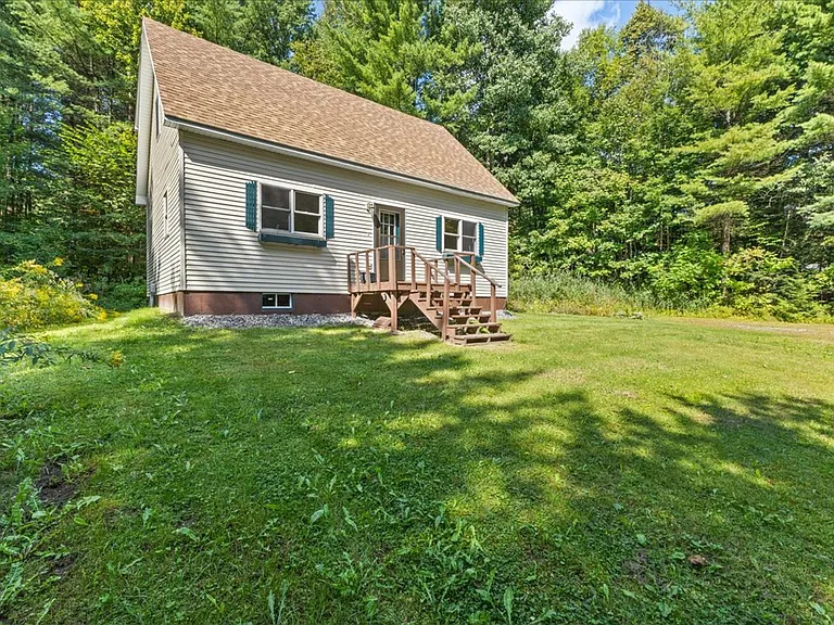 1672 Sweet Hollow Rd — Photo 2
