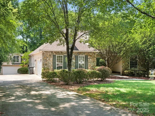 10300 Crestwood Dr, Charlotte, NC 28277