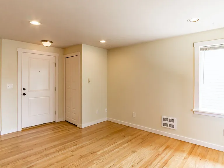 2211 Franklin Ave E — Photo 9