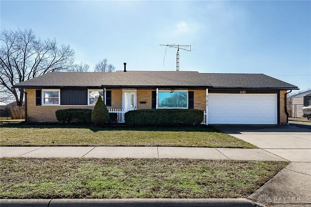 1010 W Lake Ave photo 1