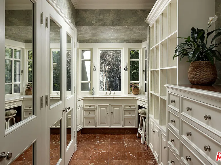 10030 Toluca Lake Ave — Photo 22