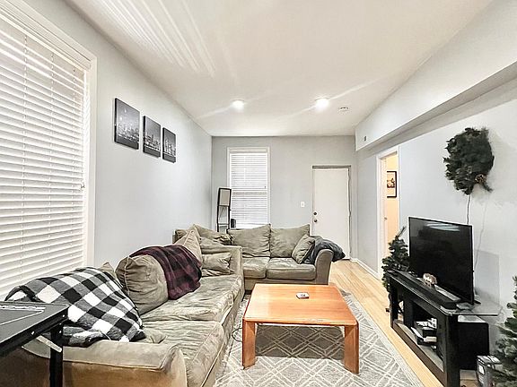 3rd image of 1416 N Greenview Ave #1