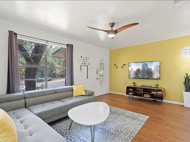 1504 Drake Ave — Photo 3