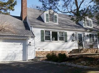 95 Crest Dr, North Tarrytown, NY 10591