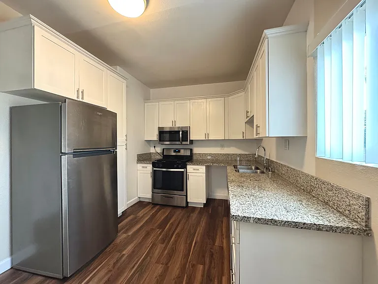 2221 Abbott St #4 — Photo 4
