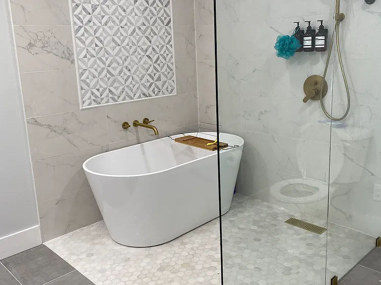 upstairs master bathroon