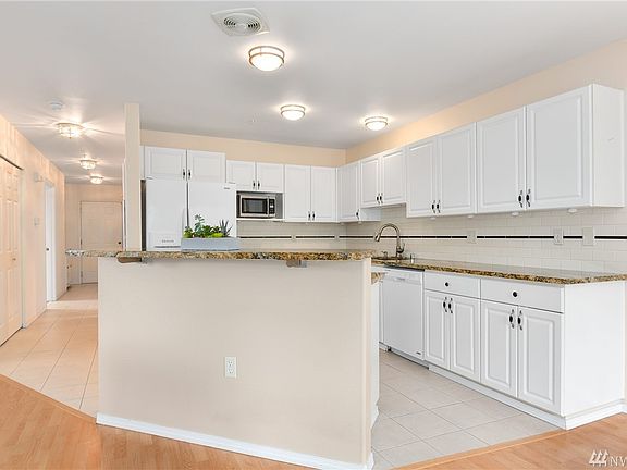 4th image of 1318 37th St Unit 2232