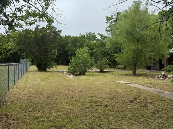 710 N Mason St, Bowie, TX 76230