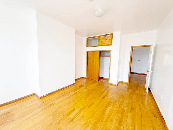 3rd image of 4506 Vernon Blvd #2