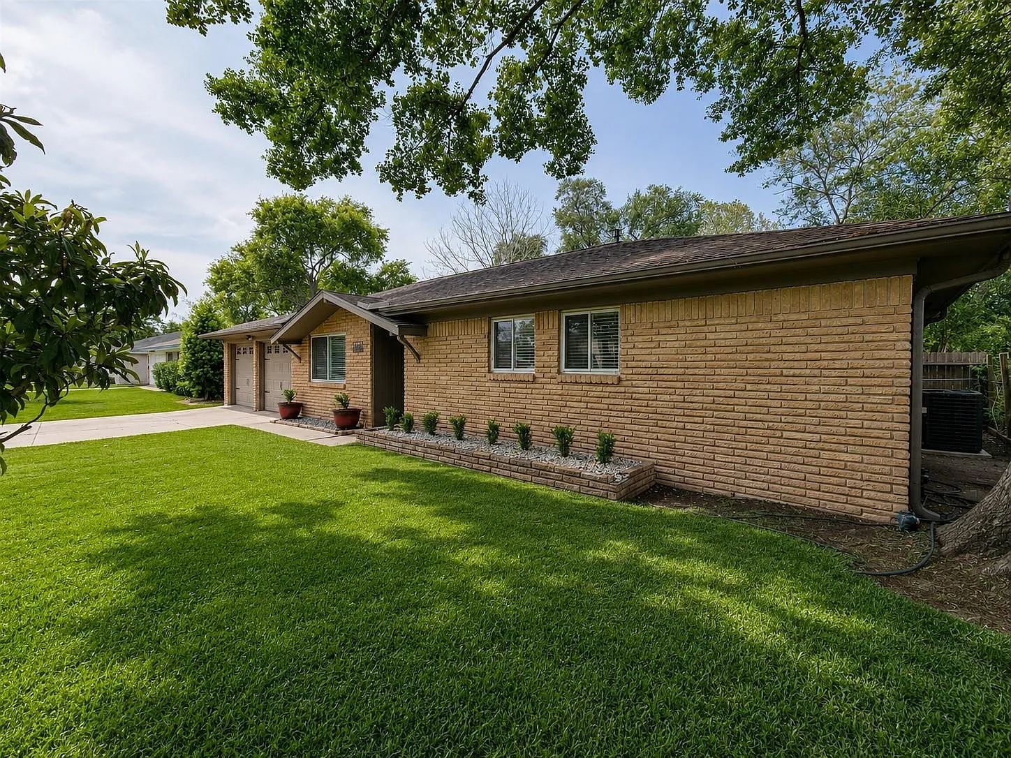 3 bed, 2.0 bath, 1441 sqft, $1,900 — Photo 2