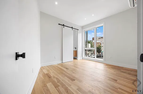 Bedroom, photo 1