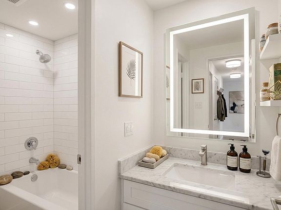 5th image of 855 N Pennsylvania St #301