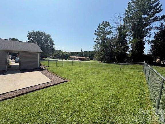 4th image of 101 Apple Hill Dr #1