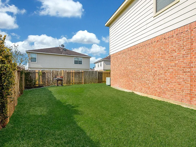2410 Crossmill Ln — Photo 44