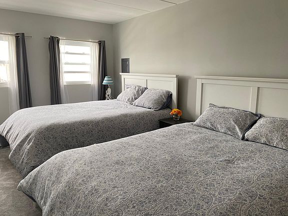 Bedroom (2 queen beds)