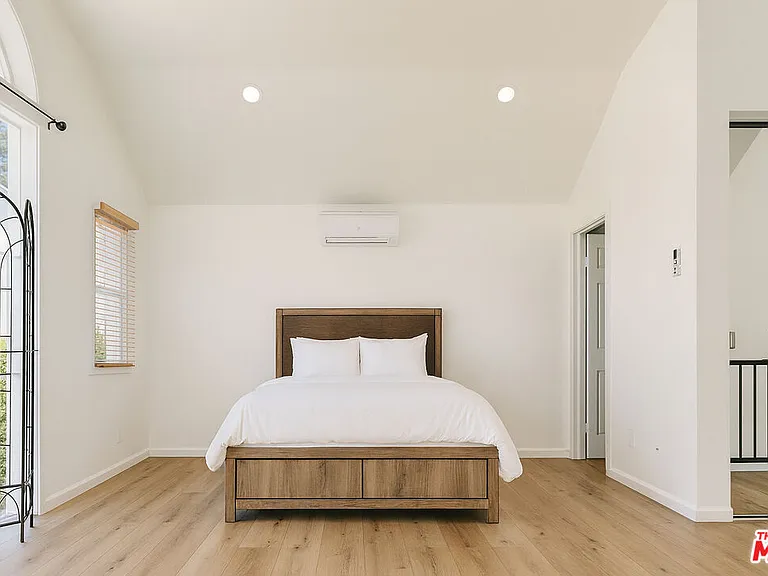 1174 Coldwater Canyon Dr — Photo 17