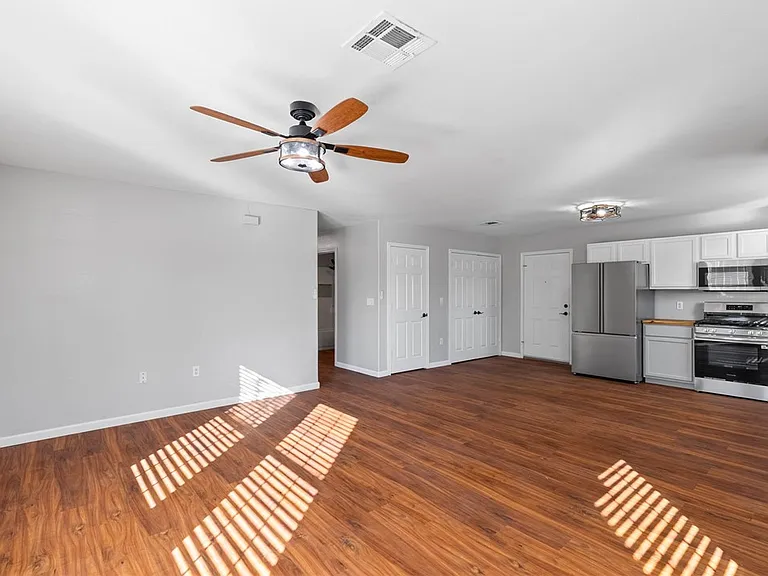 804 Avenue B — Photo 6