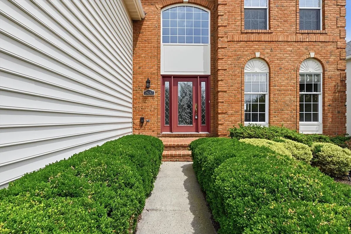4 bed, 3.5 bath, 4657 sqft, $4,599 — Photo 3