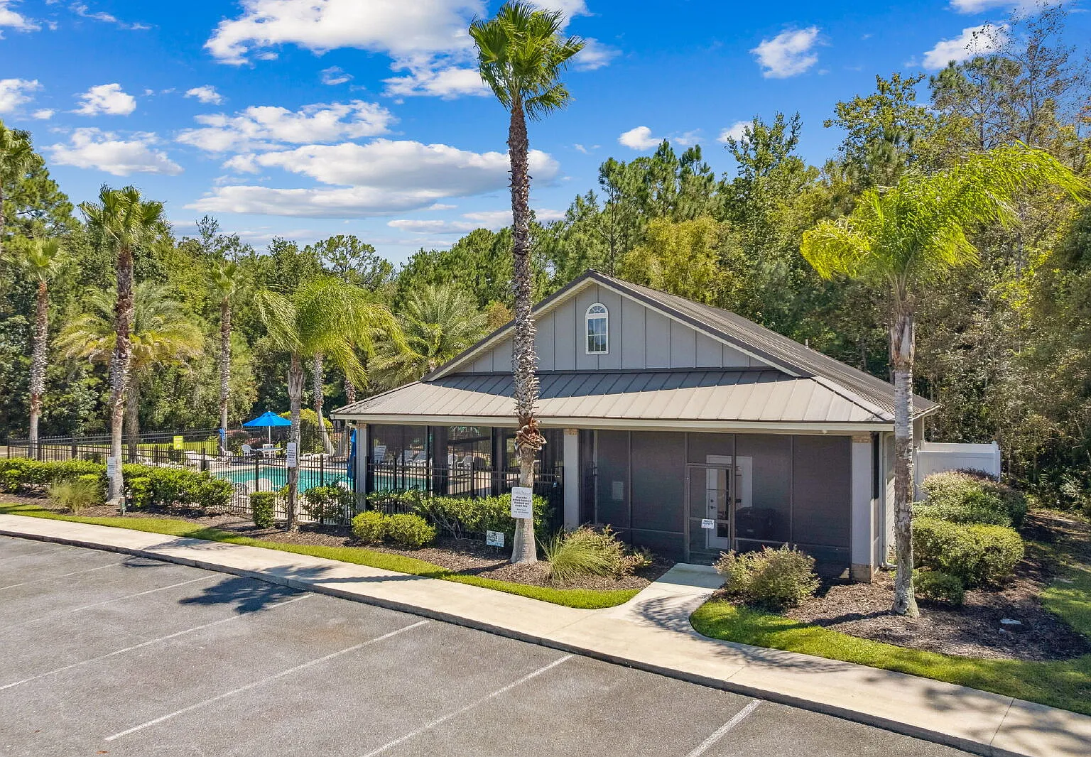 3 bed, 2.0 bath, 1560 sqft, $2,200 — Photo 3