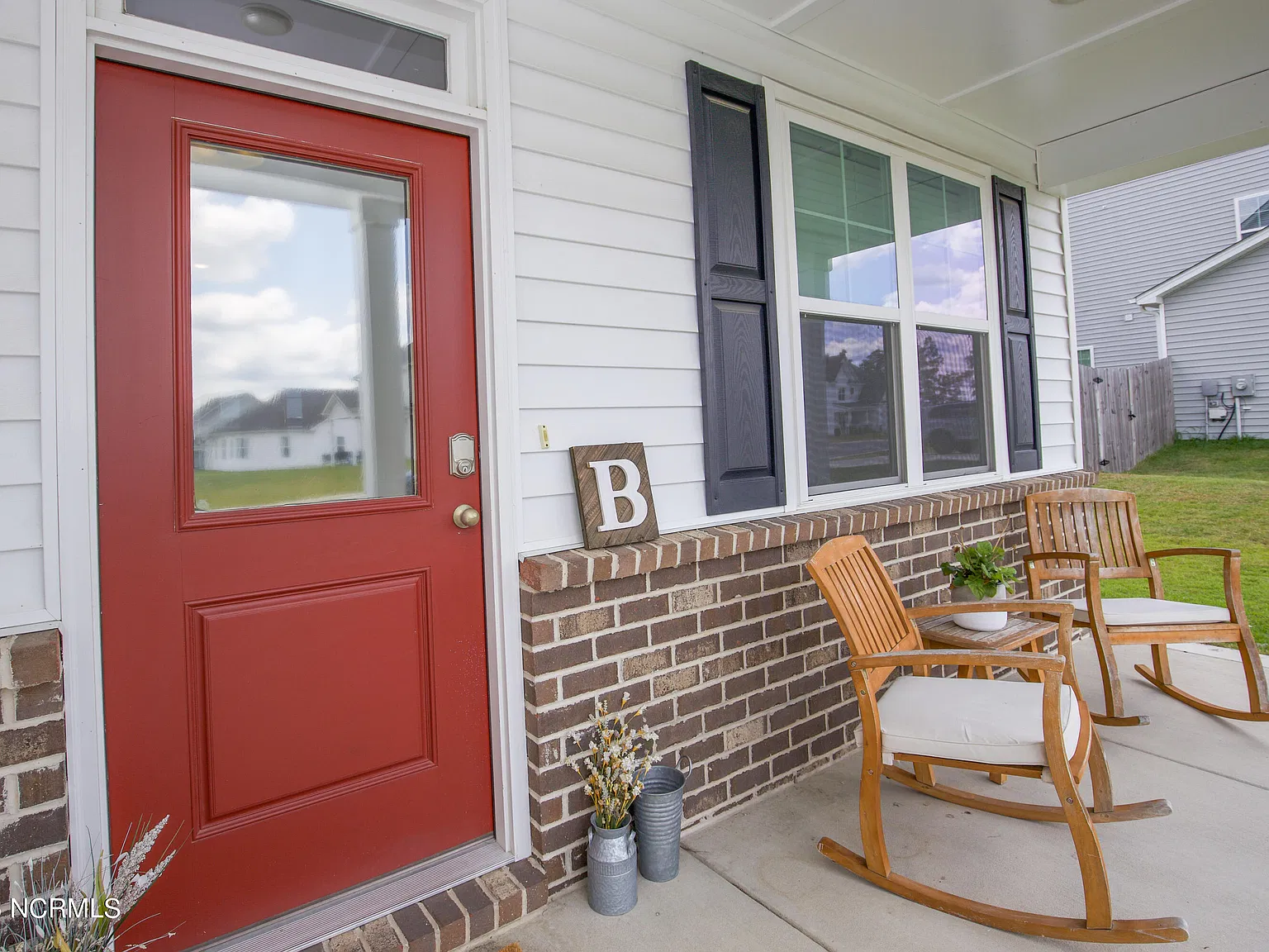 4 bed, 2.5 bath, 2363 sqft, $2,400 — Photo 4
