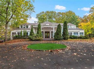 215 Kings Point Rd, Great Neck, NY 11024