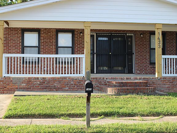 Welcome Home to 1433 Holcomb Avenue!