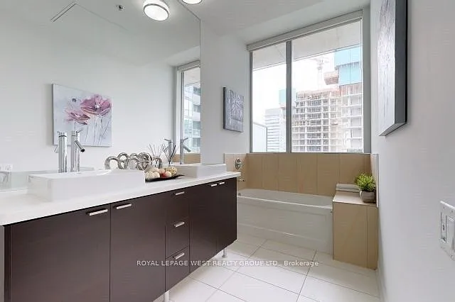 375 King St W #LPH3403 — Photo 11